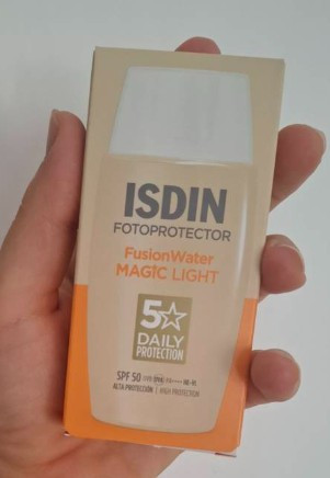 ضد آفتاب رنگ لایت ایزدین فیوژن واتر مجیک با SPF50